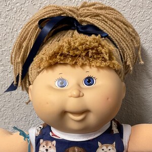 Vintage Cabbage Patch Kid Girl Hasbros Erstausgabe Weizen Haar Blaue Augen 1990 Sammlerstücke Geschenke für Mädchen Tochter Schwester Freund Mama Her