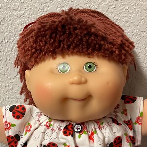 Vintage Cabbage Patch Kind Mädchen spielen entlang PA-2 Kastanienbraun Haar Grüne Augen 2004 Sammlerstücke Geschenke für Mädchen Tochter Freund Frau Schwester Mama Her