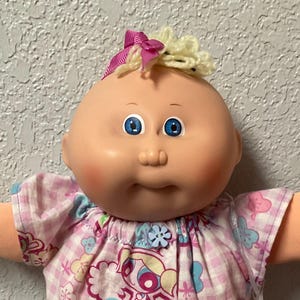 Boneca Cabbage Patch Kid Preemie Girl Vintage, da Fábrica P, com Cabelo Limão, Olhos Azuis, Molde de Cabeça nº 1, 1985. Ótima opção de presente para colecionadores, ideal para filha, irmã, esposa ou mãe.