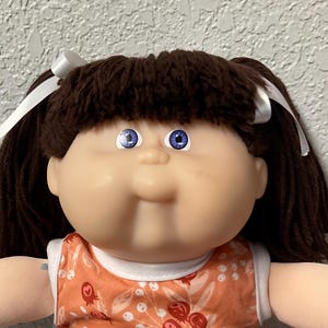Vintage Cabbage Patch Kid Hard To Find Toddler Girl Violet Eyes Brown Hair HM#20 1988 Collectors Doll Gifts For Girls Daughter Sister Mom