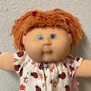Bambola Cabbage Patch Kid vintage, modello PA-3, con capelli arancio ruggine o bruciati e occhi azzurri, anno 2004, da collezione. Regalo per figlia, sorella, moglie o ragazza.