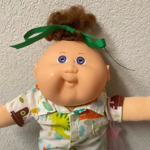 Vintage Cabbage Patch Kid Girl HASBRO “Sippin” Kid Violet Eyes Auburn Hair 1988 Collectors Doll Collectibles Gifts For Little Girls Kids Her