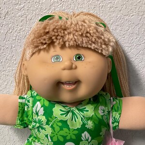 Vintage Cabbage Patch Kind Mädchen Mitspiel-PA-6 (8 Zähne) Sommersprossen Weizen Haar Grüne Augen 2004 Sammler Puppe Geschenke für Mädchen Tochter Schwester