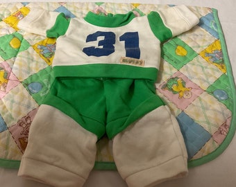 Conjunto deportivo vintage Cabbage Patch Kid n.° 31 para niño, verde y blanco, fabricado en Taiwán.
