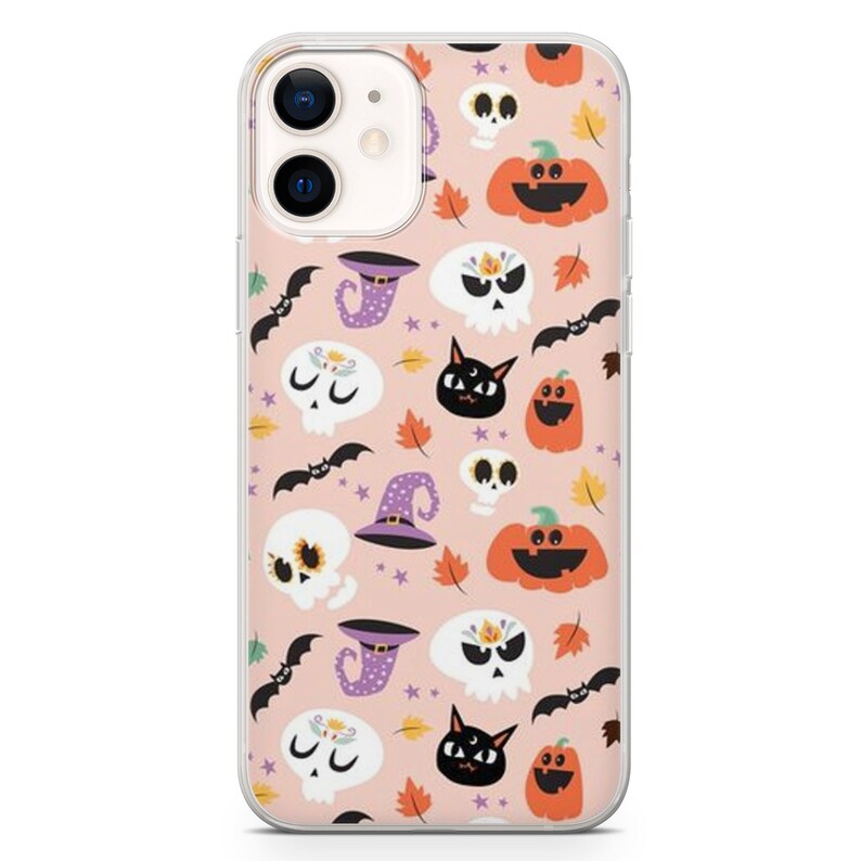 K&ouml;nnte beinhalten: Eine transparente Handyh&uuml;lle mit rosa Hintergrund und einem sich wiederholenden Muster aus Halloween-Symbolen. Die Symbole umfassen K&uuml;rbisse, Sch&auml;del, Flederm&auml;use, Katzen und Hexenh&uuml;te.
