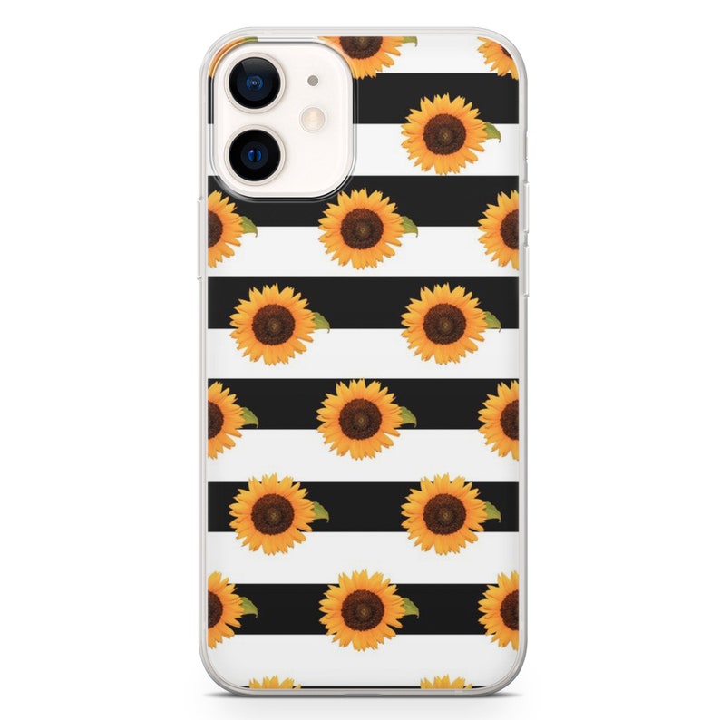 Op de afbeelding: Transparante telefoonhoes met een herhaald patroon van gele zonnebloemen en groene bladeren tegen een zwart-wit gestreepte achtergrond. De hoes is ontworpen voor een smartphone.