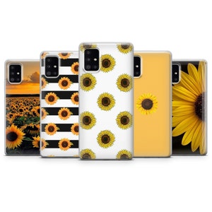 Op de afbeelding: Vijf telefoonhoesjes met zonnebloemontwerpen. De hoesjes tonen verschillende patronen, waaronder een zonnebloemveld bij zonsondergang, zwart-witte strepen met zonnebloemen, een witte achtergrond met verspreide zonnebloemen en een close-up van een zonnebloem.