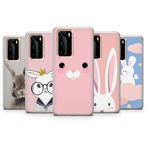 Puede incluir: Cuatro fundas para tel&eacute;fono con diferentes dise&ntilde;os que presentan conejos lindos. Las fundas son de color rosa, blanco y azul con una variedad de ilustraciones de conejos.
