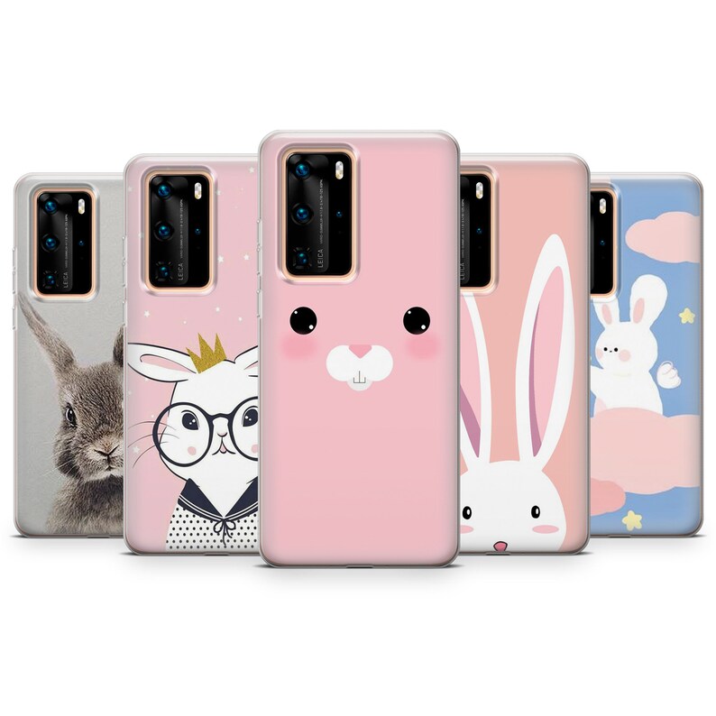 Puede incluir: Cuatro fundas para tel&eacute;fono con diferentes dise&ntilde;os que presentan conejos lindos. Las fundas son de color rosa, blanco y azul con una variedad de ilustraciones de conejos.