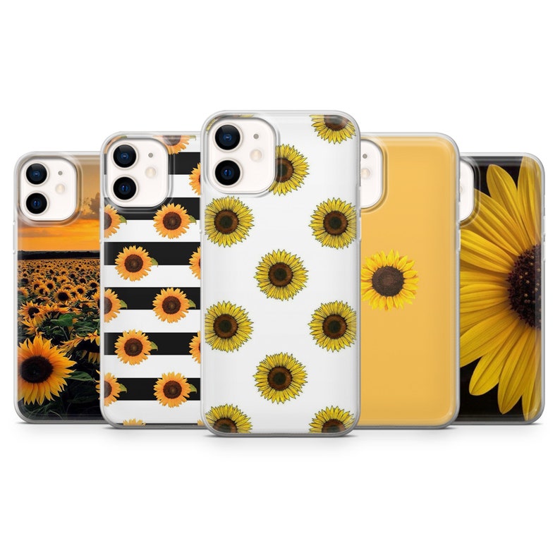 Op de afbeelding: Een verzameling van vijf telefoonhoesjes met zonnebloemontwerpen. De hoesjes hebben verschillende patronen, waaronder een zonnebloemveld bij zonsondergang, zwart-witte strepen en een effen gele achtergrond. De zonnebloemen zijn geel en bruin.