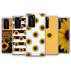 Op de afbeelding: Een verzameling telefoonhoesjes met zonnebloemontwerpen. De hoesjes tonen verschillende patronen, waaronder een zonnebloemveld, zwart-witte strepen met zonnebloemen en zonnebloemen op een witte achtergrond. E&eacute;n hoesje is effen geel.