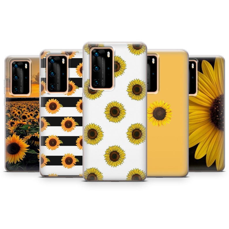 Op de afbeelding: Een verzameling telefoonhoesjes met zonnebloemontwerpen. De hoesjes tonen verschillende patronen, waaronder een zonnebloemveld, zwart-witte strepen met zonnebloemen en zonnebloemen op een witte achtergrond. E&eacute;n hoesje is effen geel.