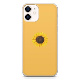 Op de afbeelding: Een gele telefoonhoes met een aquarel zonnebloemontwerp. De zonnebloem heeft een donkerbruin hart en gele bloemblaadjes. De hoes staat op een witte achtergrond.