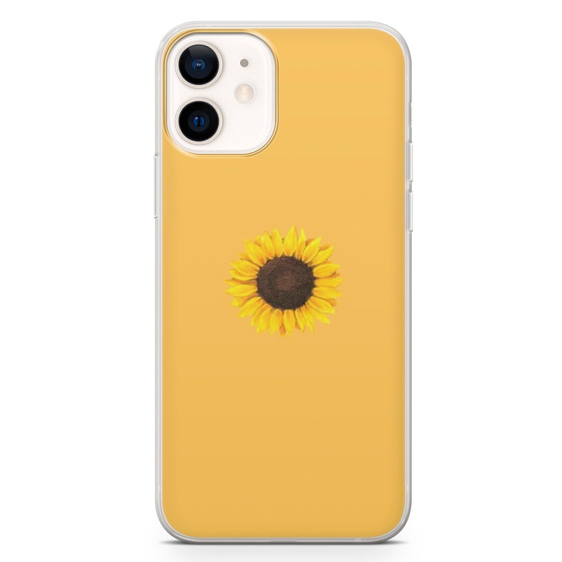 Op de afbeelding: Een gele telefoonhoes met een aquarel zonnebloemontwerp. De zonnebloem heeft een donkerbruin hart en gele bloemblaadjes. De hoes staat op een witte achtergrond.