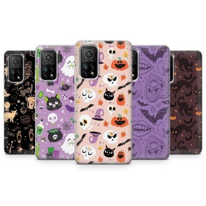 K&ouml;nnte beinhalten: Satz mit sechs Handyh&uuml;llen mit verschiedenen Halloween-Designs. Die Designs beinhalten Geister, Flederm&auml;use, K&uuml;rbisse, Sch&auml;del und Katzen. Die H&uuml;llen sind transparent und lassen das Handy durch das Design hindurchscheinen.
