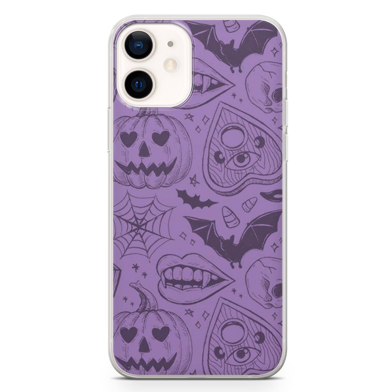 K&ouml;nnte beinhalten: Eine lila Handyh&uuml;lle mit einem Halloween-Design. Das Design zeigt K&uuml;rbisse, Flederm&auml;use, ein Spinnennetz, ein Herz mit einem Auge und einen Sch&auml;del.