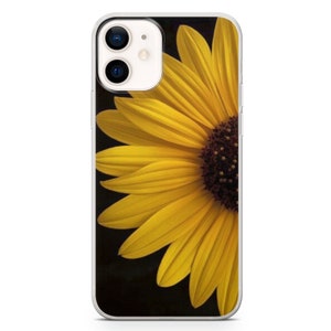 Op de afbeelding: Transparante telefoonhoes met een heldergele zonnebloem tegen een zwarte achtergrond. De zonnebloem heeft gedetailleerde bloemblaadjes en een donkerbruin hart. De hoes is ontworpen voor een smartphone.
