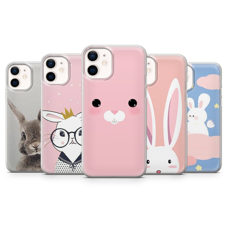 Puede incluir: Cuatro fundas de tel&eacute;fono diferentes con dise&ntilde;os de conejos lindos. Las fundas son transparentes y muestran la lente de la c&aacute;mara del tel&eacute;fono. Los dise&ntilde;os de conejos son rosas, blancos y grises.