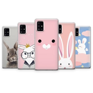 Puede incluir: Cinco fundas de tel&eacute;fono diferentes con dise&ntilde;os de conejos lindos. Las fundas son transparentes y muestran el color del tel&eacute;fono debajo. Los dise&ntilde;os incluyen un conejo con gafas, un conejo con una corona, un conejo con una nariz rosa, un conejo con orejas grandes y un conejo con nubes.