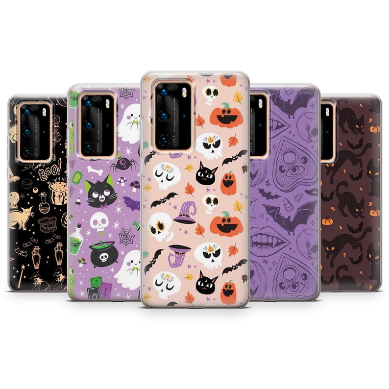 K&ouml;nnte beinhalten: Satz von f&uuml;nf Halloween-Telefonh&uuml;llen mit verschiedenen Designs. Die H&uuml;llen sind transparent und zeigen verschiedene gruselige und niedliche Illustrationen, darunter Flederm&auml;use, Geister, Sch&auml;del, K&uuml;rbisse und Katzen. Die H&uuml;llen sind alle in einem lila und orangefarbenen Farbschema gehalten.