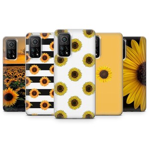 Op de afbeelding: Een verzameling van vijf telefoonhoesjes met zonnebloemontwerpen. De hoesjes tonen verschillende patronen, waaronder een zonnebloemveld, zwart-witte strepen met zonnebloemen, een witte achtergrond met verspreide zonnebloemen, een effen gele hoes met een enkele zonnebloem en een close-up van een zonnebloem.