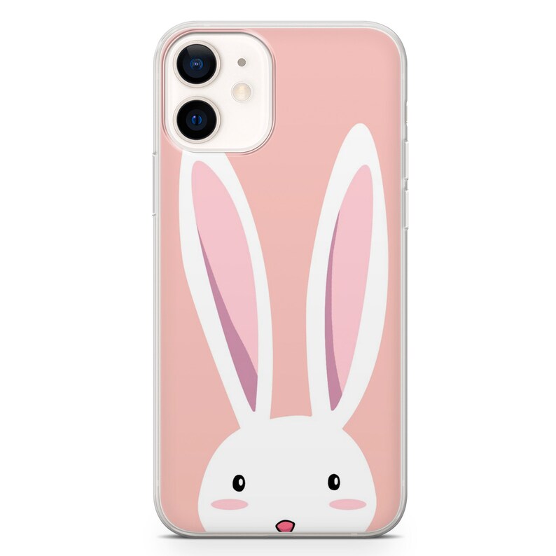 Puede incluir: Una funda de tel&eacute;fono rosa con una cara de conejo blanco en ella. El conejo tiene orejas rosas y una nariz blanca.
