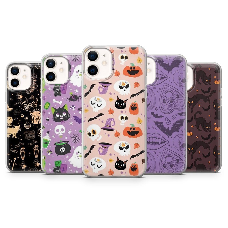K&ouml;nnte beinhalten: Satz mit f&uuml;nf transparenten Handyh&uuml;llen mit Halloween-Motiven. Die Designs beinhalten Flederm&auml;use, Geister, K&uuml;rbisse, Sch&auml;del und Katzen. Die H&uuml;llen sind alle transparent und haben einen wei&szlig;en Hintergrund.