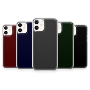 Op de afbeelding: Vijf transparante telefoonhoesjes met verschillende gekleurde achterkanten. De hoesjes zijn voor een iPhone met een camerabult. De kleuren zijn rood, donkerblauw, grijs, groen en zwart.