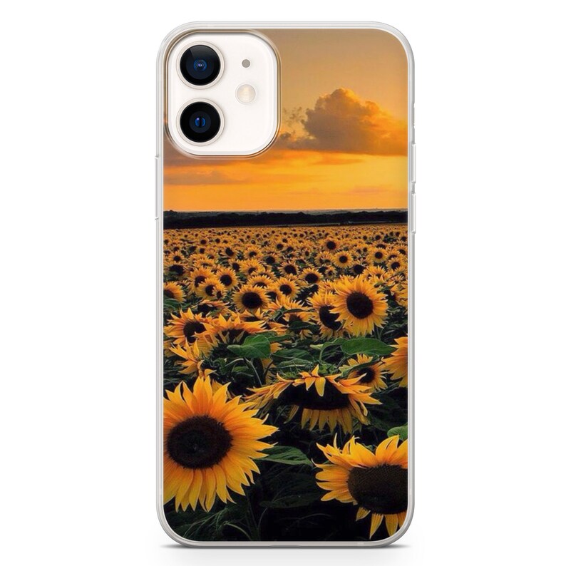 Op de afbeelding: Transparante telefoonhoes met een zonsondergangsc&egrave;ne van een zonnebloemveld. Het ontwerp toont een close-up van zonnebloemen met gele bloemblaadjes en donkere centra tegen een oranje en gele lucht. De hoes is ontworpen voor een smartphone.