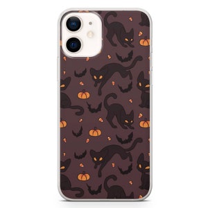 K&ouml;nnte beinhalten: Eine transparente Handyh&uuml;lle mit einem schwarzen und orangefarbenen Halloween-Design. Das Design zeigt schwarze Katzen, Flederm&auml;use und K&uuml;rbisse auf einem dunkelvioletten Hintergrund.