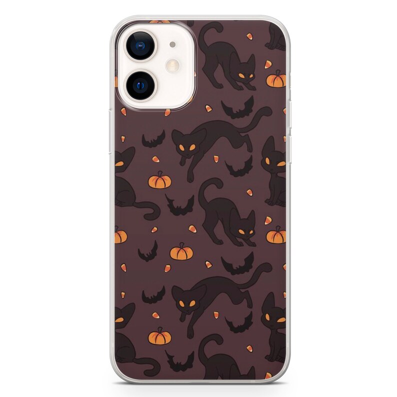 K&ouml;nnte beinhalten: Eine transparente Handyh&uuml;lle mit einem schwarzen und orangefarbenen Halloween-Design. Das Design zeigt schwarze Katzen, Flederm&auml;use und K&uuml;rbisse auf einem dunkelvioletten Hintergrund.