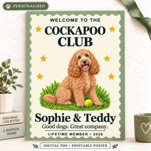 Pode incluir: Um cartaz retangular com borda verde recortada sobre fundo creme, apresentando uma ilustração de um cão Cockapoo castanho de pelo encaracolado sentado na relva verde com uma bola de ténis amarela e o texto Welcome to the Cockapoo Club.