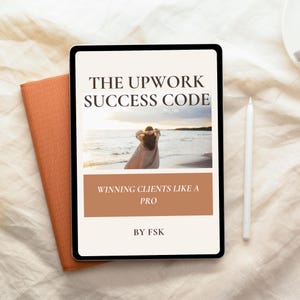Puede incluir: Una tableta digital que muestra "THE UPWORK SUCCESS CODE" con una imagen de una persona en la playa. También se ve el texto "WINNING CLIENTS LIKE A PRO" y "BY FSK". Un cuaderno naranja y un lápiz óptico blanco están junto a la tableta.