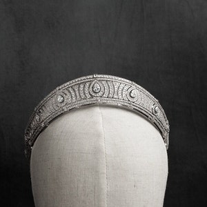 Tiara nupcial Esplendor Barroco: Tiara nupcial real con circonitas naturales - Elegancia bañada en oro blanco de 24 k, regalo de boda perfecto