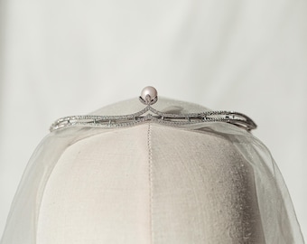 Tiara nupcial de perlas, tocado de boda minimalista, elegante accesorio para el cabello de novia con circonitas cúbicas.