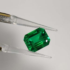 Exquisite Vivid Green Colombian Emerald Gemstones - Customizable in Size, Faceted Cut, and Jewelry Creations (GRC Certified)best gift.
