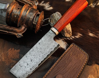 Cuchillo de carnicero de Damasco hecho a mano con mango de madera híbrida y funda de cuero