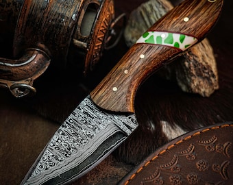 Cuchillo de caza de Damasco hecho a mano, mango de hueso y madera.
