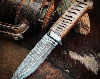 Cuchillo de caza de Damasco hecho a mano, con mango de cuerno de carnero y funda de cuero.