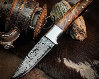 Cuchillo de caza de Damasco hecho a mano, mango de madera y funda de cuero.