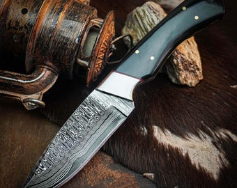 Cuchillo de caza de Damasco hecho a mano, mango de resina y funda de cuero.