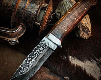 Cuchillo de caza de Damasco hecho a mano, mango de madera y funda de cuero.