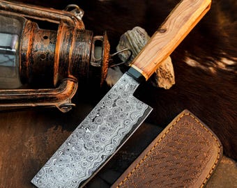 Cuchillo de cocina de Damasco hecho a mano con mango de madera híbrida y funda de cuero.