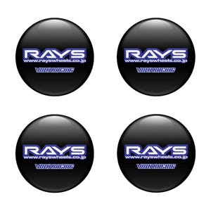 Könnte beinhalten: Vier schwarze runde Aufkleber mit dem weißen Text "RAYS" und dem blauen Text "www.rayswheels.co.jp" und "VOLK RACING" in kleinerer Schrift.