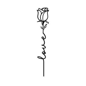 Può includere: Un disegno in bianco e nero di una rosa con la parola "love" scritta in corsivo lungo il gambo.