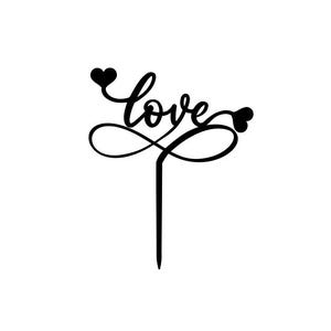 Può includere: Topper per torta nero con la parola "love" scritta in corsivo con due cuori su entrambi i lati della parola. Il topper è su un bastoncino.