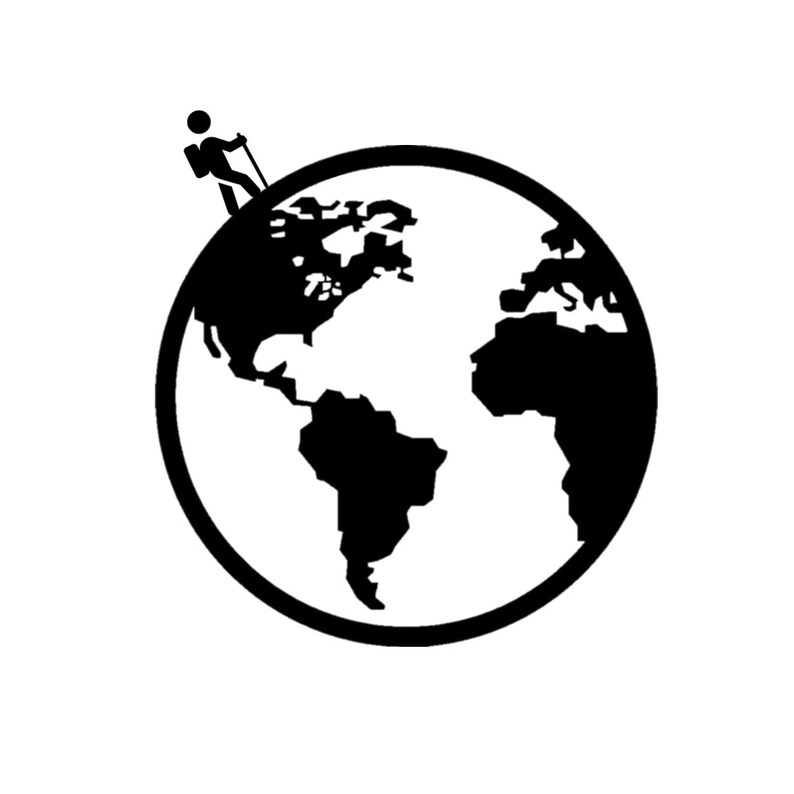 Op de afbeelding: Zwart-witte illustratie van een persoon die op een wereldbol wandelt. De wereldbol toont de continenten Noord-Amerika, Zuid-Amerika, Europa, Afrika en Azi&euml;.