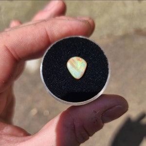 Vacker grön och blå glittrande blek australisk opal cabachon ädelsten