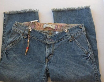 white levi capri jeans