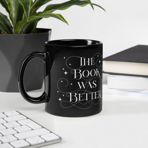 Peut inclure: Mug en céramique noire avec un motif blanc qui dit "The Book Was Better".